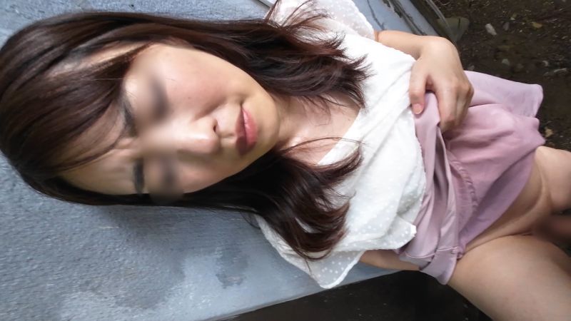 【無修正ｘ個人撮影】鄰居美熟女、被帶到房東處敷地内青姦不倫性愛！野外大膽中出大興奮ｗ