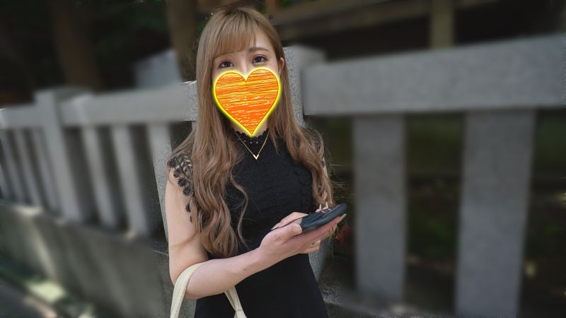 Rika, the hotel custom girl who lives in an Internet café, has a chat with guests in an Internet cafe