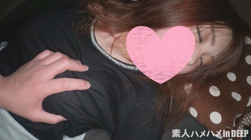 【無・素人個撮】過去最高の糸引き濡れマンコ！！見た目はキャバ嬢タイプだけど、性格はゆるゆるで人懐っこい、妹にしたい感じの娘のパイパンマンコにどくっと中出し！！承諾済み夜這い